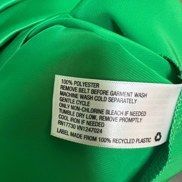 💚 NWOT! Green Satin Belted Dress - Picture 9 of 10